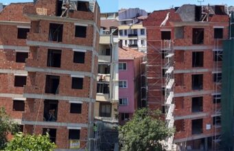 Çekmeköy’deki ‘Eğik Bina’ İddiasına Belediye Başkanı’ndan Yanıt: Görüntü Aldatıcı