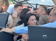 Diyarbakır’daki Mitingde ‘Flaş Bellek’ Krizi: DEM Parti Milletvekilleri ile Polis Arasında Gerginlik