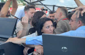 Diyarbakır’daki Mitingde ‘Flaş Bellek’ Krizi: DEM Parti Milletvekilleri ile Polis Arasında Gerginlik
