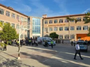 Manisa Turgutlu’da Şok Saldırı: Bir Lisenin Önünde 11 Öğrenci Yaralandı