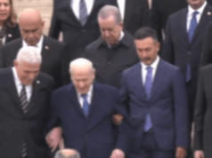 Anıtkabir’de Dikkat Çeken Görüntü: Devlet Bahçeli ile Müsavat Dervişoğlu Kol Kola İndi