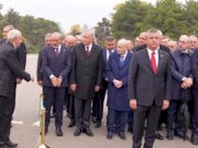 Anıtkabir’de Dikkat Çeken Anlar: Kılıçdaroğlu Tokalaştı, Özgür Özel Arkasını Dönmedi
