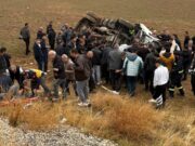 Hakkari-Van kara yolunda zincirleme kaza: 1 polis şehit oldu, 11 yaralı